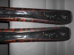 Dámské carvingové lyže ELAN BLACK MAGIC 158cm, SUPER STAV