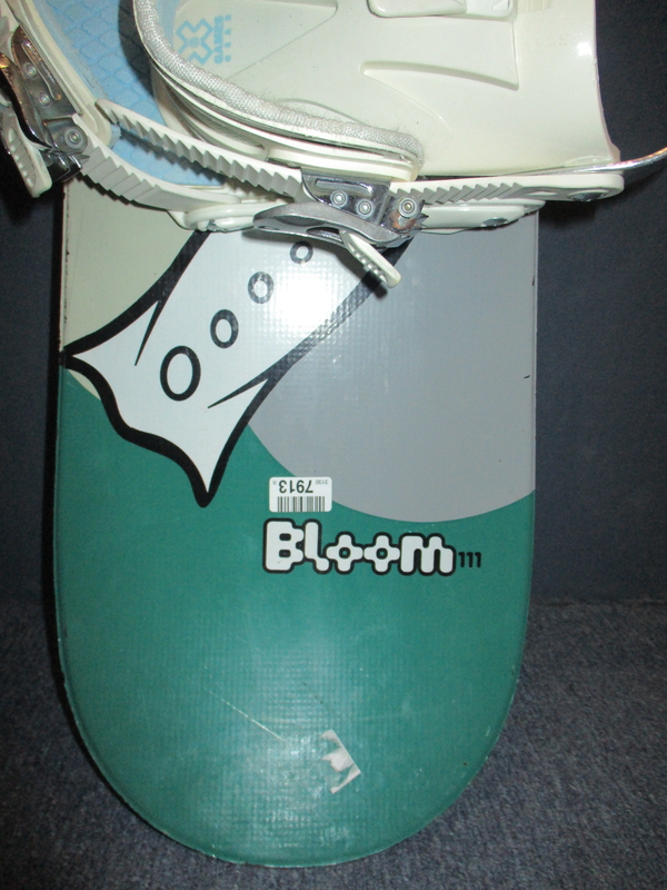 Snowboard BLOOM 111cm + vázání, SUPER STAV