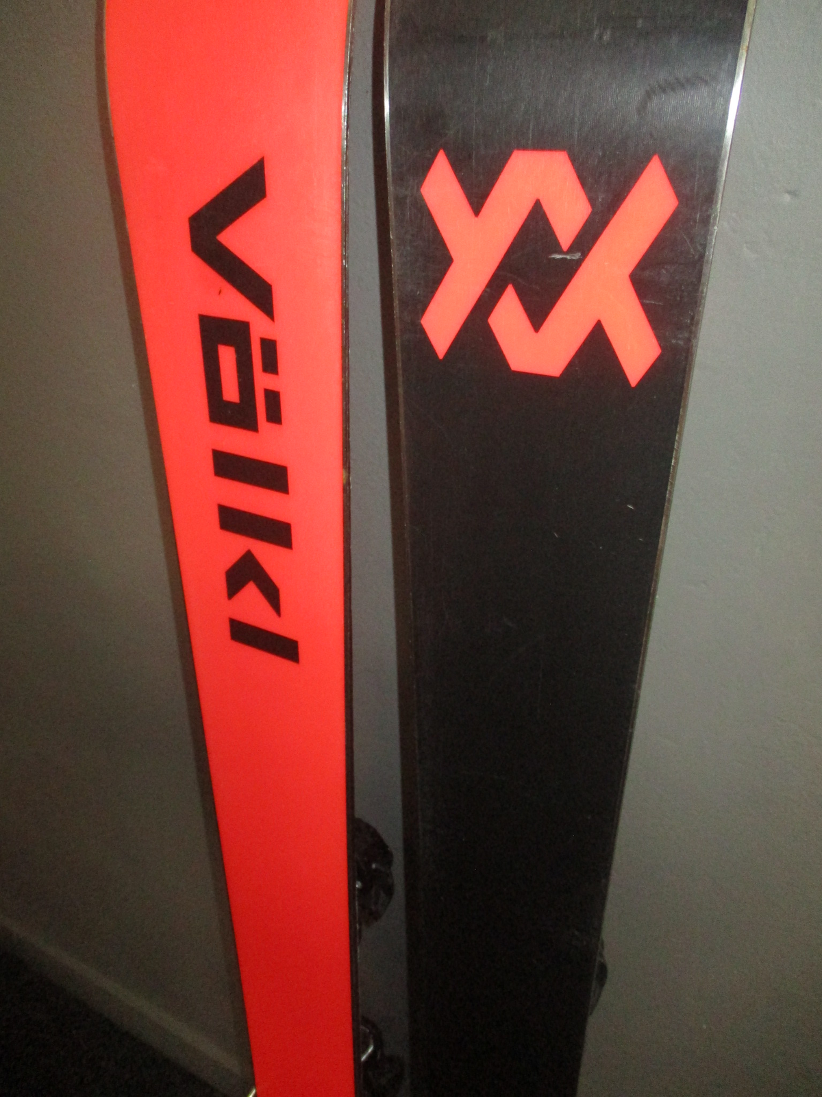 VÖLKL REVOLT 100 Jr 22/23 143cm